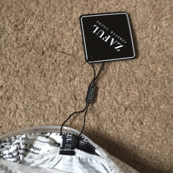 Zaful News Paper Print Crop Round Neck Tee - Picture 4 of 5